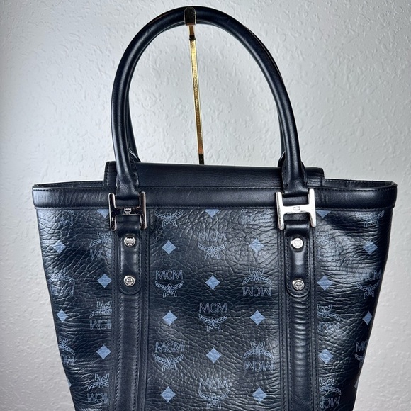 MCM VISETOS TOTE BLACK BAG/CHARM LOGO - Picture 2 of 13